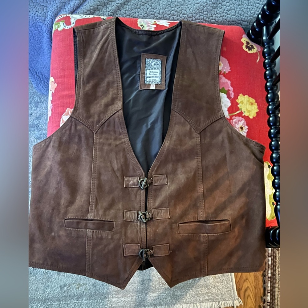 Vintage brown leather vest L/XL toggle closures. JC Fashion Leather. Mexico.